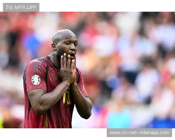 卢卡库的身体顶开对方之后抢射，比利时前场强势推进——力量与速度在禁区外的交响